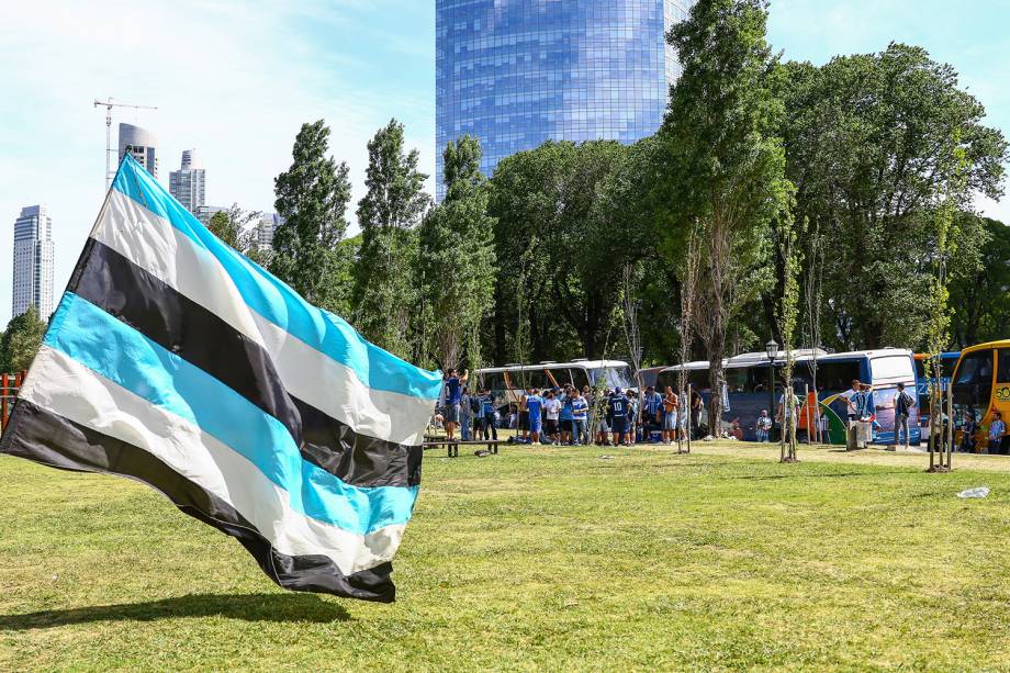 Torcedores do Grêmio caminham até o estádio La Fortaleza, antes da partida contra o Lanús, na Argentina