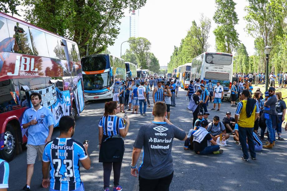 Torcedores do Grêmio caminham até o estádio La Fortaleza, antes da partida contra o Lanús, na Argentina