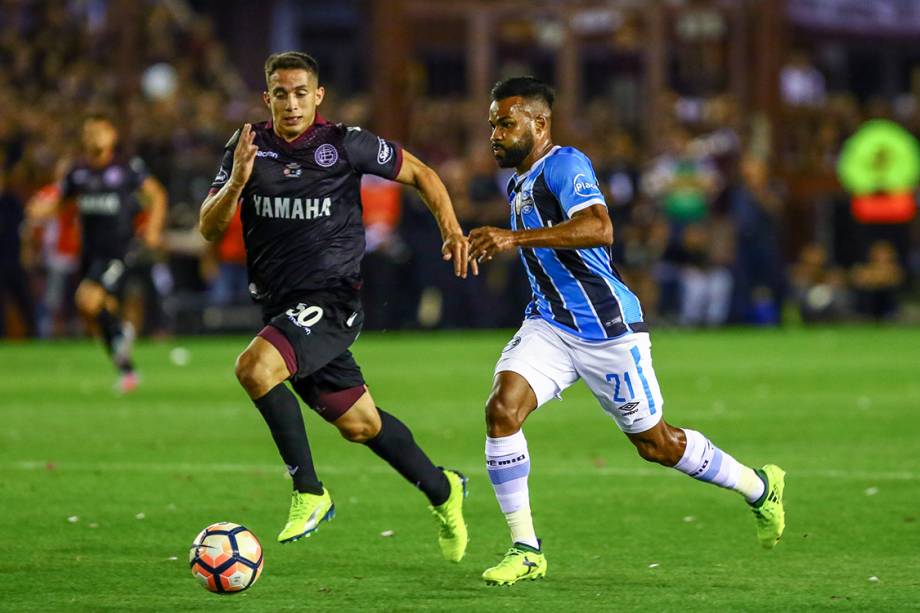 Fernandinho durante lance que resultou no primeiro gol do Grêmio contra o Lanús