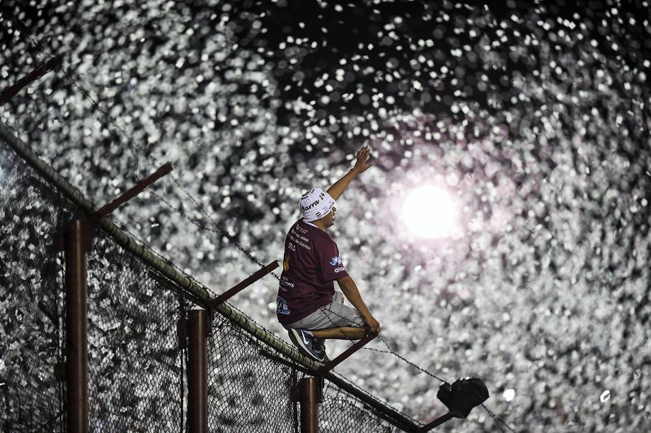 Argentina's Lanus supporters cheer for their team during the Copa Libertadores 2017 final football match against Brazil's Gremio at Lanus stadium in Lanus, Buenos Aires, on November 29, 2017. / AFP PHOTO / EITAN ABRAMOVICH