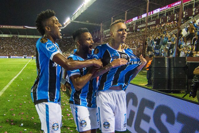 Jogadores do Grêmio comemoram gol contra o Lanús, pela Libertadores, na Argentina