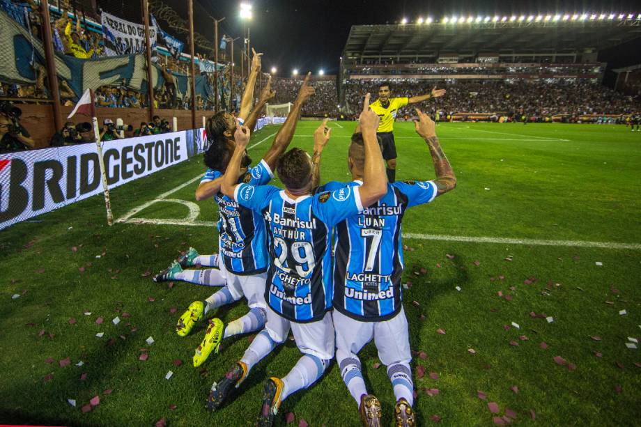 Jogadores do Grêmio comemoram gol contra o Lanús, pela Libertadores, na Argentina