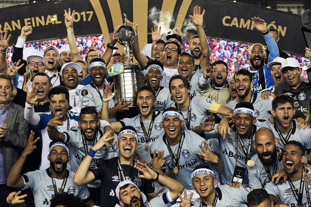 Jogadores do Grêmio comemoram o título da Libertadores após vencerem o Lanús, na Argentina