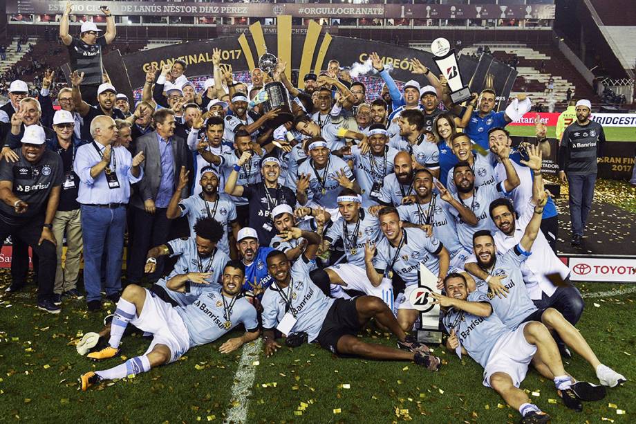 Jogadores do Grêmio levantam a taça da Libertadores após vencerem o Lanús, na Argentina