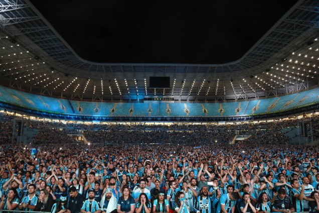 Torcedores do tricolor lotam Arena Grêmio para assistirem à final da Libertadores contra o Lanús, em Porto Alegre