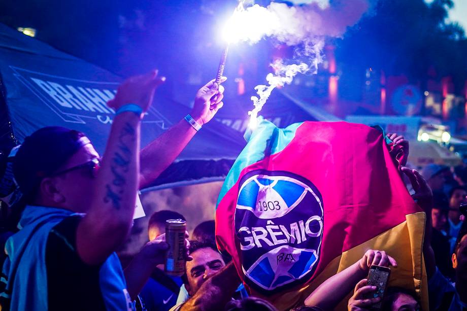 Torcedores do grêmio assistem a partida entre Lánus e Grêmio, válida pela final da Copa Libertadores da América 2017, em um bar em Porto Alegre - 29/11/2017