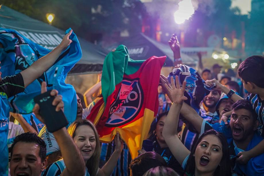 Torcedores do grêmio assistem a partida entre Lánus e Grêmio, válida pela final da Copa Libertadores da América 2017, em um bar em Porto Alegre - 29/11/2017