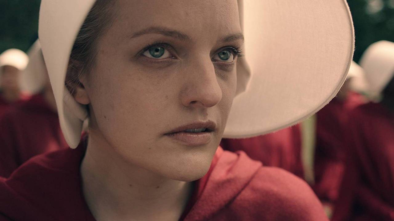 Elisabeth Moss como Offred em 'The Handmaid's Tale'