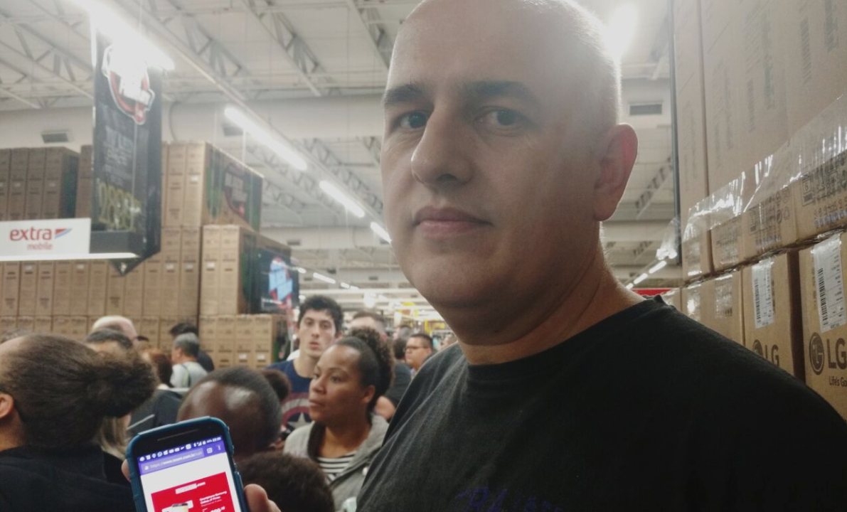 Decepção: o cliente Robson Argolo encontrou celulares sem desconto algum na Black Friday antecipada de um hipermercado de São Paulo
