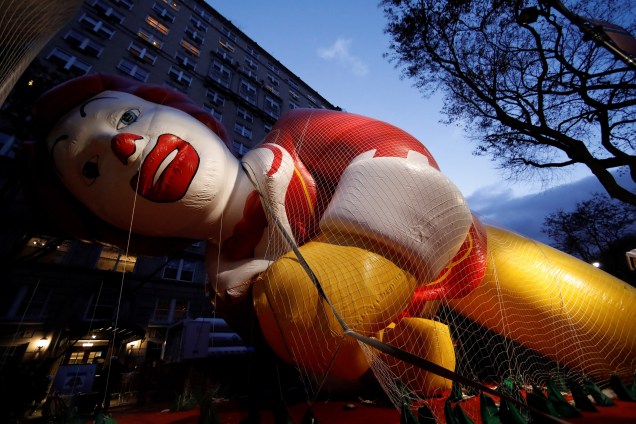 Balão do personagem Ronald McDonald é fotografado durante as preparações para o Dia de Ação de Graças em Manhattan, Nova York - 22/11/2017