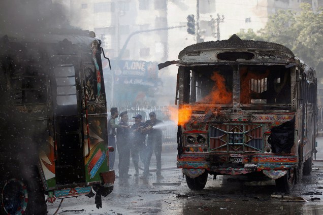 Ônibus é incendiado após garota morrer por conta de velocidade acima do limite em Karachi, no Paquistão - 24/11/2017