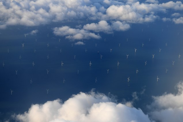 A estação de energia eólica de Burbo Bank Offshore Wind Farm é fotografada da janela de um avião que voa sobre o Mar da Irlanda, na costa ocidental do norte da Inglaterra - 08/11/2017