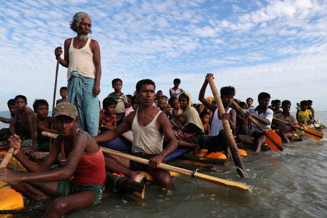 Refugiados rohingya atravessam em uma jangada improvisada pelo Rio Naf para chegar a Bangladesh, onde se abrigarão no acampamento para refugiados de Cox's Bazar - 13/11/2017
