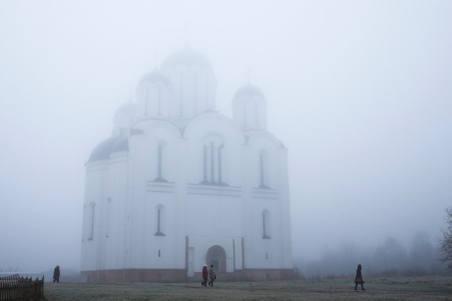 Pessoas passam por uma igreja ortodoxa depois de um evento marcando o primeiro dia do Nativity Fast, período religioso dos ortodoxos que antecede o Natal, em Minsk, na Bielorrússia - 28/11/2017