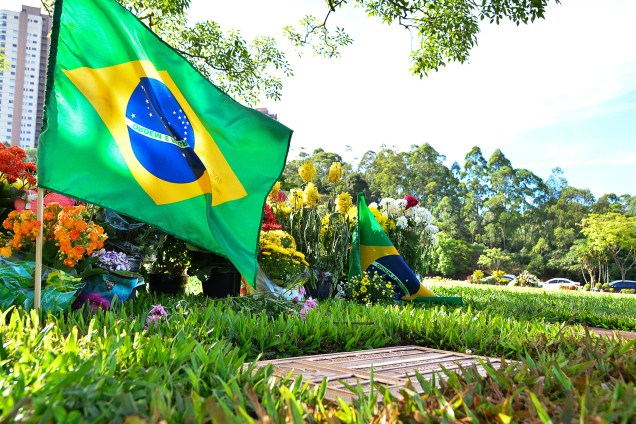 Flores e bandeiras são colocadas próximas ao túmulo do piloto brasileiro de Fórmula 1, Ayrton Senna, no Cemitério do Morumbi, em São Paulo (SP), no dia de Finados - 02/11/2017