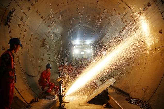 Trabalhadores cortaram trilhos no canteiro de obras da linha 1 do metrô, em Changzhou, província de Jiangsu, na China - 17/11/2017