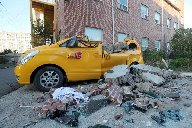 Um veículo danificado pela queda de um muro é visto após o terremoto de 5,5 graus na escala Ritcher atingir Pohang, na Coréia do Sul - 15/11/2017