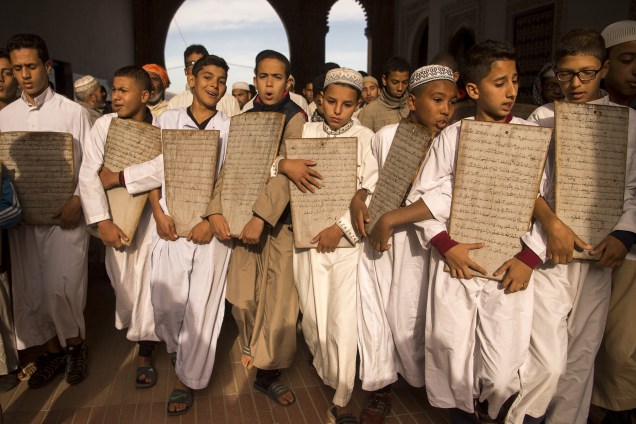As crianças se dirigem para a Grande Mesquita de Salé para rezar pela chuva perto de Rabat, no Marrocos. Parched Morocco, que é fortemente dependente de seu setor agrícola, está orando por chuva em mesquitas em todo o país sob um decreto real - 24/11/2017