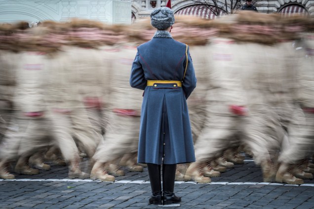 Soldados russos marcham sobre a Praça Vermelha para marcar o 76º aniversário da batalha de 1941, quando os soldados do Exército Vermelho passaram pelas paredes do Kremlin para lutar contra as tropas da Alemanha Nazista durante a Segunda Guerra Mundial - 07/11/2017