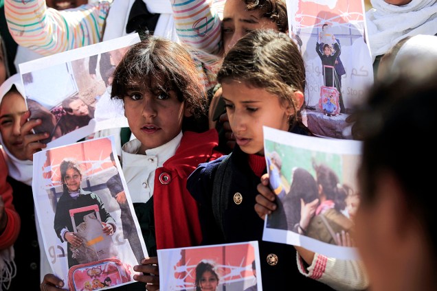 Crianças iemenitas protestam contra ataques aéreos em frente à prédio da ONU, no Dia Universal das Crianças, em Sanaa, no Iêmen - 20/11/2017