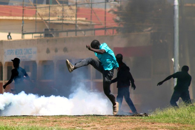 Polícia dispara bomba de gás lacrimogêneo contra manifestantes da oposição do Quênia - 20/11/2017