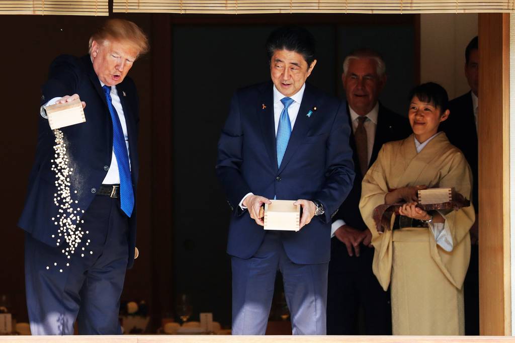 O presidente dos Estados Unidos, Donald Trump, alimenta carpas ao lado do primeiro-ministro japonês, Shinzo Abe, no Palácio Akasaka, em Tóquio - 06/11/2017