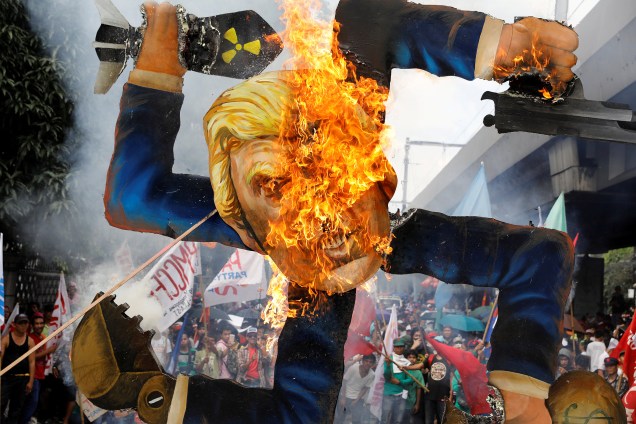 Manifestantes queimam uma representação do presidente norte-americano Donald Trump, durante um protesto contra sua participação na cúpula da Associação das Nações do Sudeste Asiático (ASEAN) em Manila, nas Filipinas - 13/11/2017