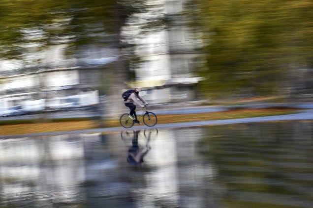 Um homem é fotografado andando de bicicleta pelas ruas de Nantes, na França - 08/11/2017