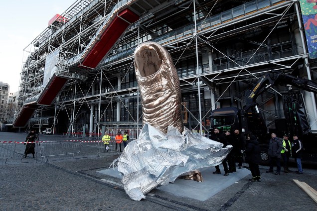 A escultura de um polegar gigante feita pelo artista francês Cesar Baldaccini (1921-1998), é instalada fora do museu de arte moderno Center Pompidou, também conhecido como Beaubourg, à frente da exposição dedicada ao artista, em Paris, na França - 28/11/2017