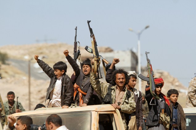 Combatentes Houthi seguem um carro antes de entrar na linha de frente para lutar contra as forças governamentais, em Sanaa, no Iêmen - 16/11/2017