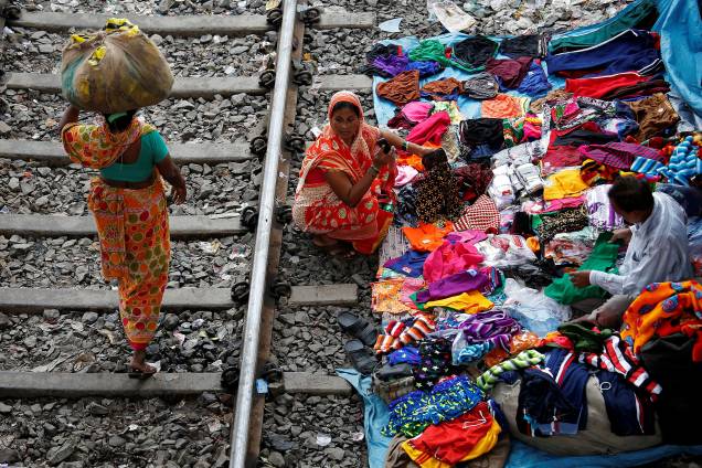 Mulher vende roupas na beira dos trilhos do trem em Kolkata, na Índia - 17/11/2017