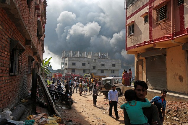 Área residencial próximo à fábrica é evacuada após incêndio em materiais plásticos em Calcutá, na Índia - 24/11/2017