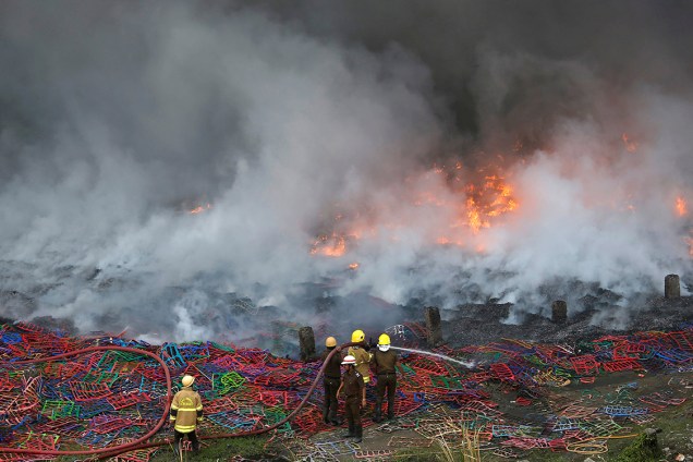 Bombeiros tentam apagar fogo em fábrica de calçados em Calcutá, na Índia - 24/11/2017