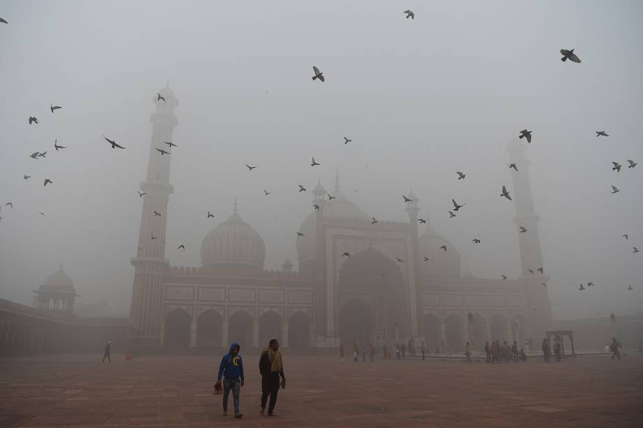 Visitantes da Mesquita de Jama Masjid são vistos em meio à densa poluição nos bairros antigos de Nova Deli, capital da Índia - 08/11/2017 Visitantes da Mesquita de Jama Masjid são vistos em meio à densa poluição nos bairros antigos de Nova Deli, capital da Índia - 08/11/2017