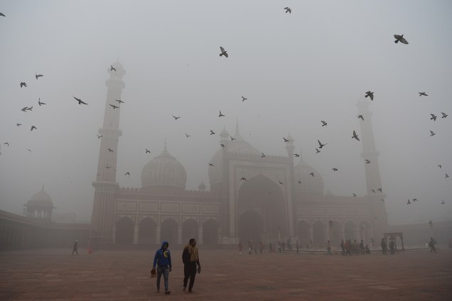 Visitantes da Mesquita de Jama Masjid são registrados em meio à densa poluição nos bairros antigos de Nova Deli, capital da Índia - 08/11/2017