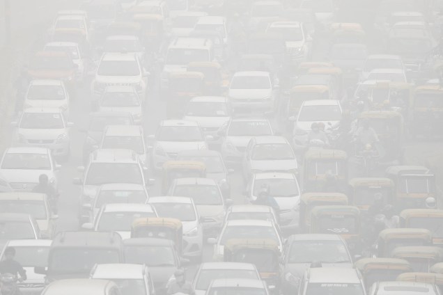 Veículos são vistos em meio a uma densa camada de poluição no trânsito de Deli, na Índia - 09/11/2017