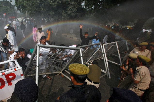 Um arco-íris se forma enquanto a polícia usa canhões de água para dispersar os manifestantes durante um protesto, organizado pelo principal partido do Congresso da oposição indiana, para marcar um ano desde que a desmonetização foi implementada pelo primeiro-ministro Narendra Modi, em Chandigarh, na Índia - 08/11/2017