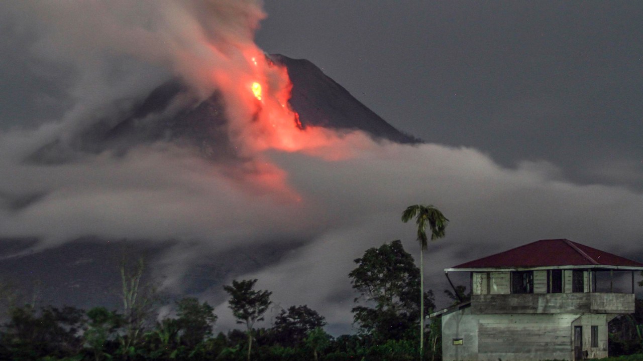 Imagens do dia - Erupção do vulcão Monte Sinabung, na Indonésia