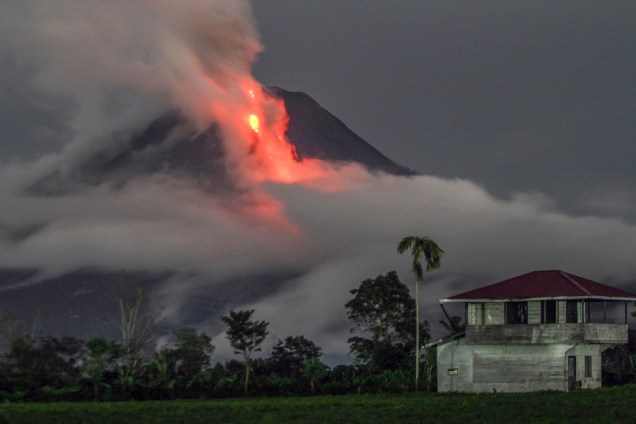 Vulcão Monte Sinabung entra em erupção e é fotografado da vila de Simpang Ampat, em Karo, no norte de Sumatra, Indonésia - 10/11/2017