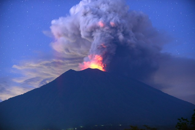 O vulcão Monte Agung é visto em erupção nesta madrugada, no subdistrito de Kubu, Regência de Karangasem, na ilha turística de Bali - 28/11/2017
