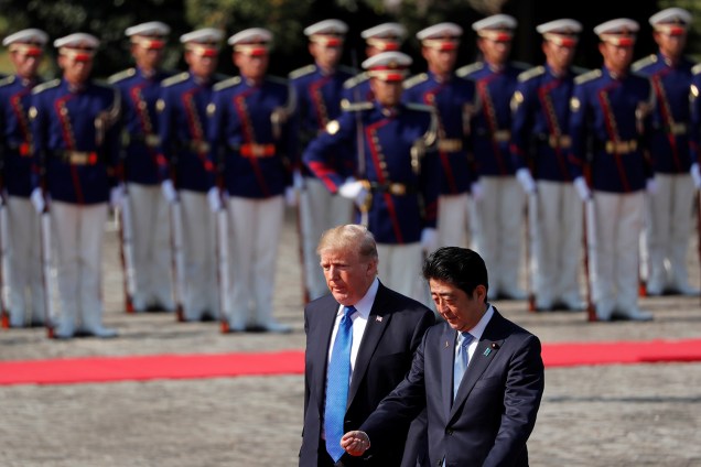 O presidente dos EUA, Donald Trump, é recebido pelo primeiro-ministro japonês, Shinzo Abe, no palácio de Akasaka, em Tóquio, no Japão - 06/11/2017