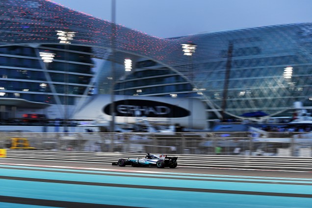 O britânico Lewis Hamilton, da Mercedes, durante os treinos livres para o GP de Abu Dhabi, nos Emirados Árabes - 24/11/2017