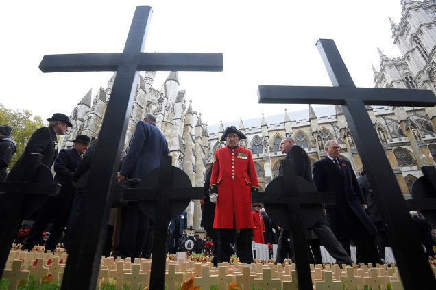 Um pensionista do Chelsea observa as cruzes no campo da memória na paróquia de Westminster, no centro de Londres, durante uma celebração em homenagem ao Dia do Armistício - 09/11/2017