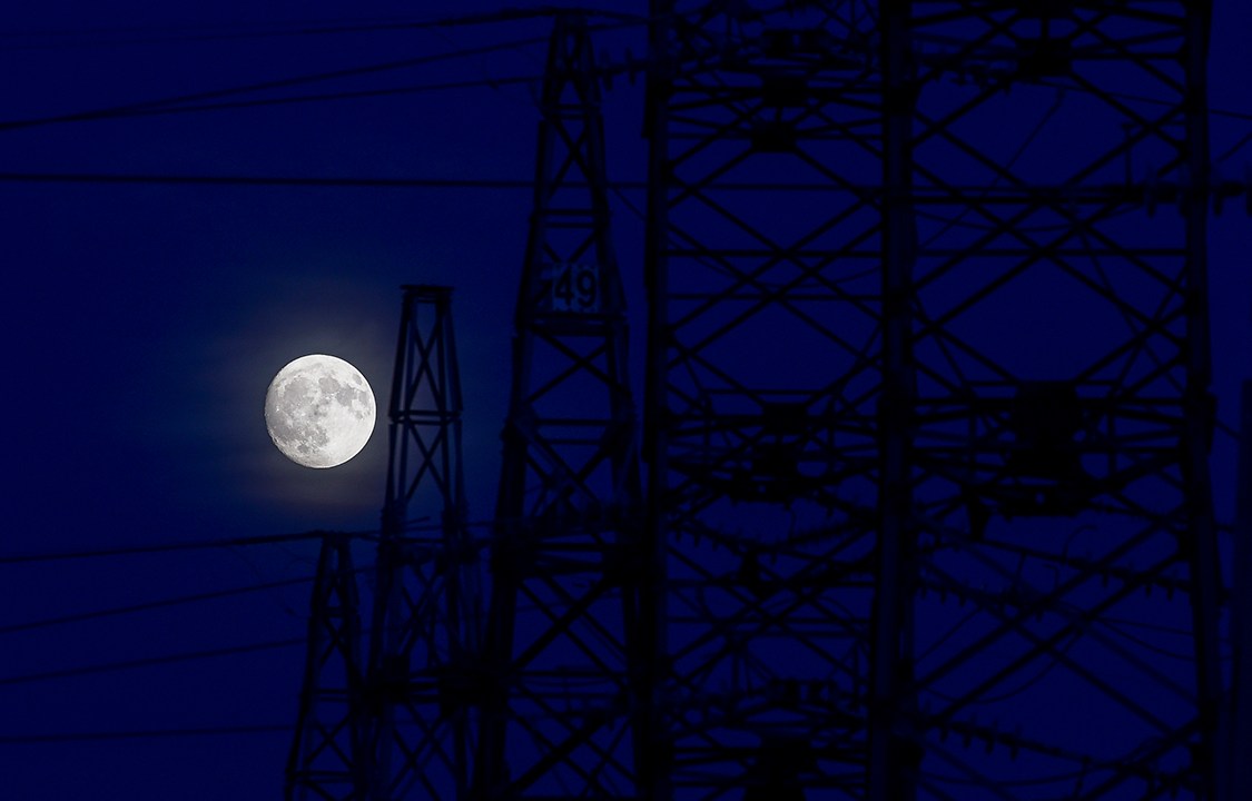 Fotógrafo captura lua cheia sobre estação elétrica em Pristina, no Kosovo