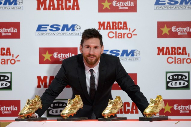 O atacante argentino do Barcelona Lionel Messi posa para fotografia com suas quatro chuteiras de ouro após conquistar mais um vez o título de artilheiro da Europa - 24/11/2017