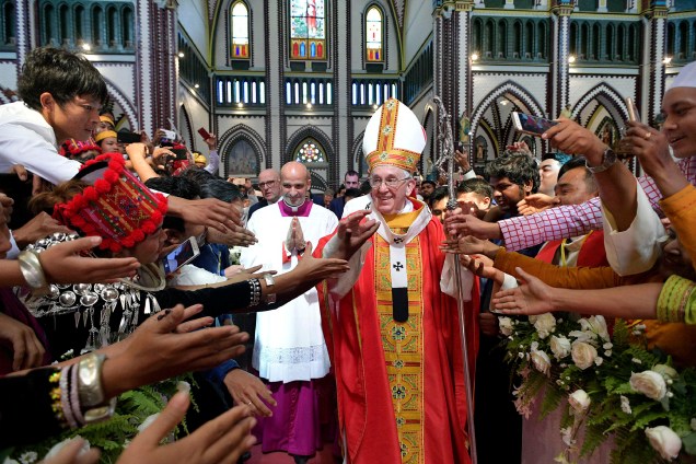 Papa Francisco é ovacionado pelos fiéis em sua chegada para liderar uma missa na Catedral de St Mary, na cidade de Rangum, Mianmar - 30/11/2017