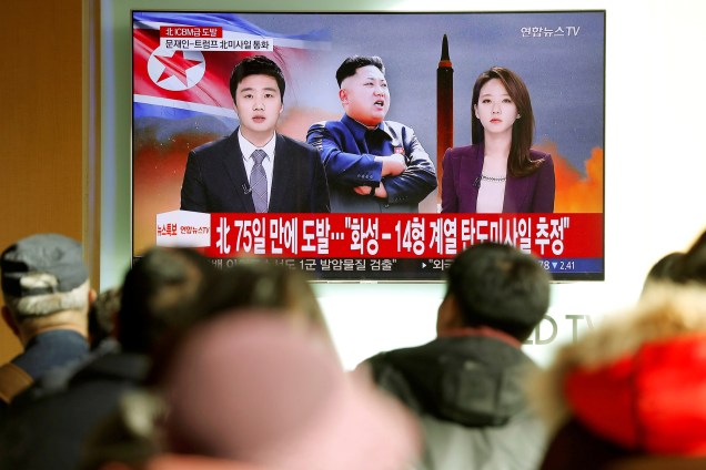 Pessoas vêem um telejornal informando sobre o lançamento de um míssil balístico intercontinental da Coreia do Norte chegou perto do Japão, em Seul, Coréia do Sul - 29/11/2017