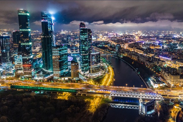 Vista aérea do distrito comercial da cidade de Moscou, cortado pelo Rio Moskva, durante a noite do dia 5/11 na Rússia