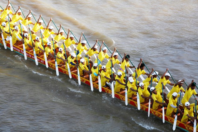 Competidores remam barco durante festival que ocorre anualmente no rio Tonle Sap, no Camboja - 02/11/2017