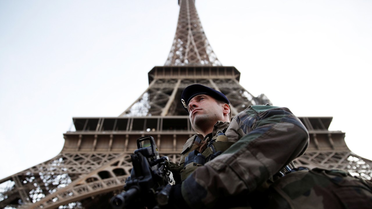 Soldado francês realiza patrulha próximo à Torre Eiffel, em Paris. O estado de emergência no país, implantado após os atentados de 2015, foi encerrado - 01/11/2017